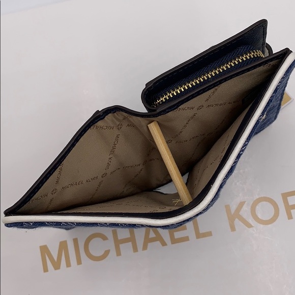 MICHAEL KORS JET SET TRAVEL MD BFLD ZIP CN - Picture 11 of 16